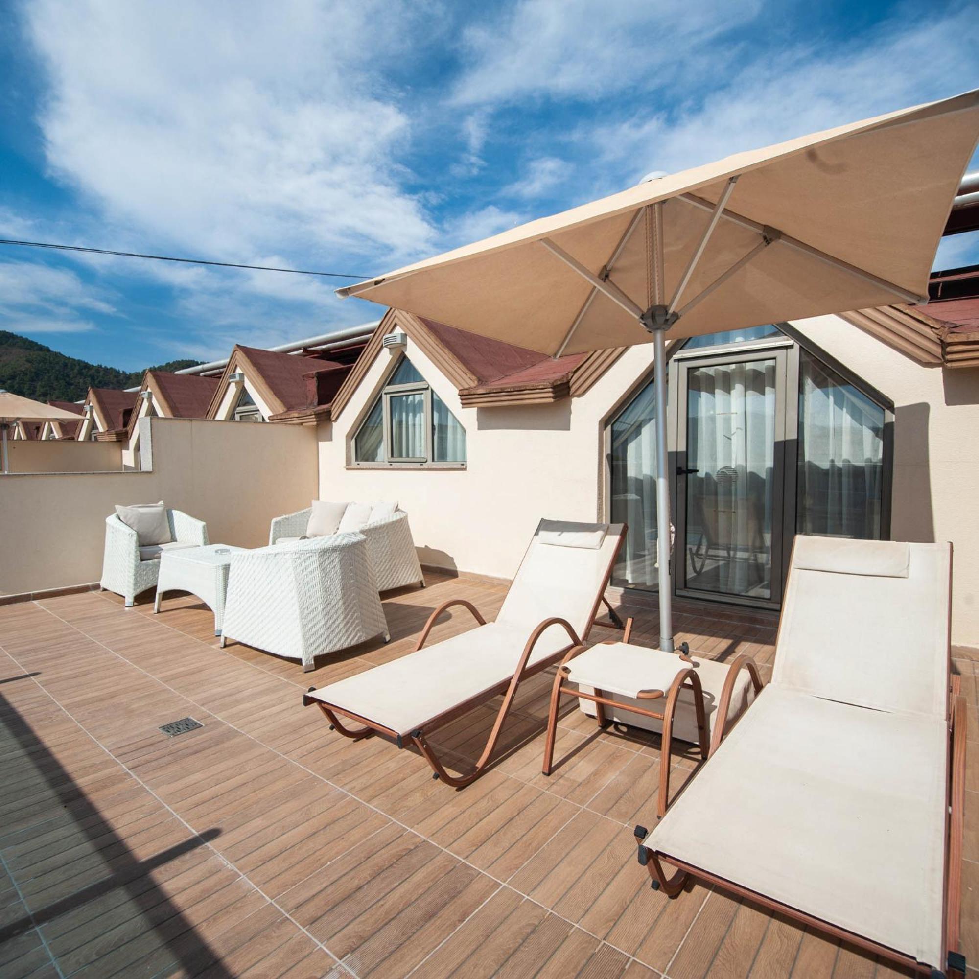 Junior Suite met Terras-Emre Hotel
